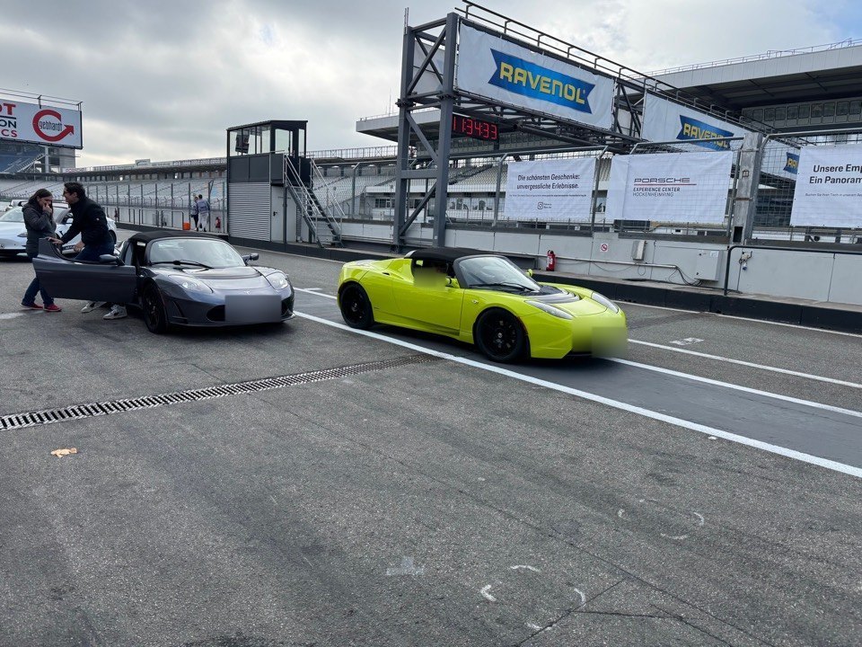 Zwei Tesla Roadster der ersten Generation an der Startlinie